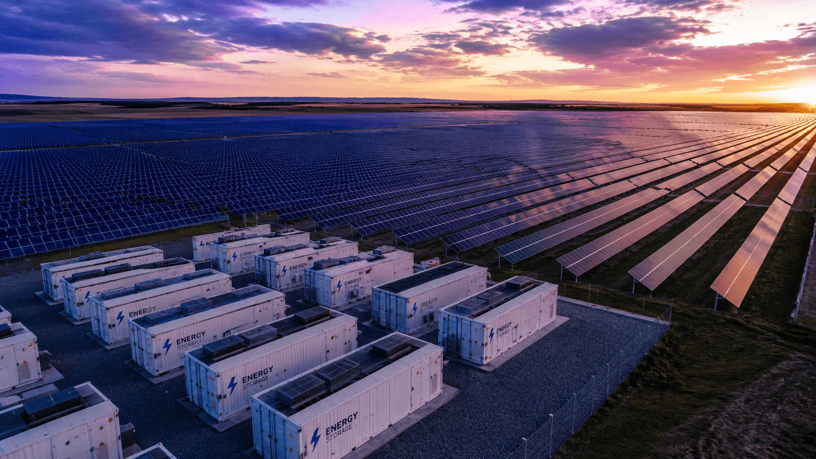 Industrielle Energieanlage mit Photovoltaik und Batteriespeicher